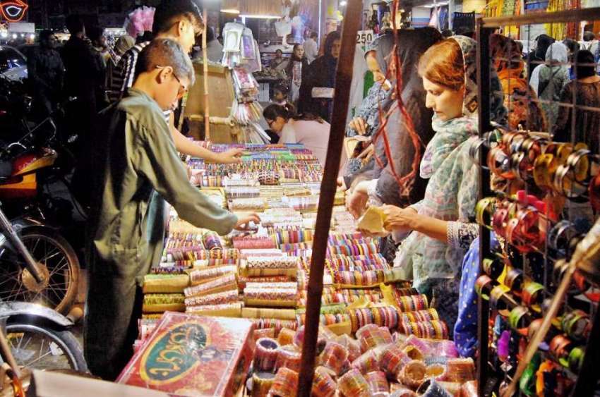 راولپنڈی: کمرشل مارکیٹ میں خواتین عید کی خریداری کر رہی ..