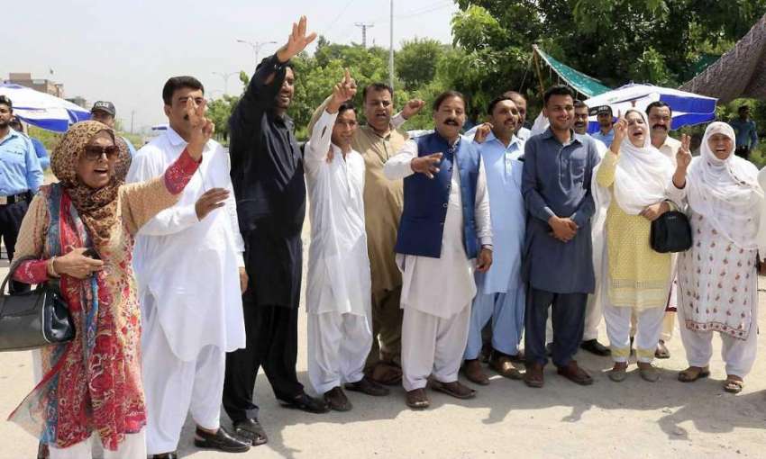 اسلام آباد: مسلم لیگ (ن) کے کارکن قائد کی پیشی کے موقع پر نعرے ..