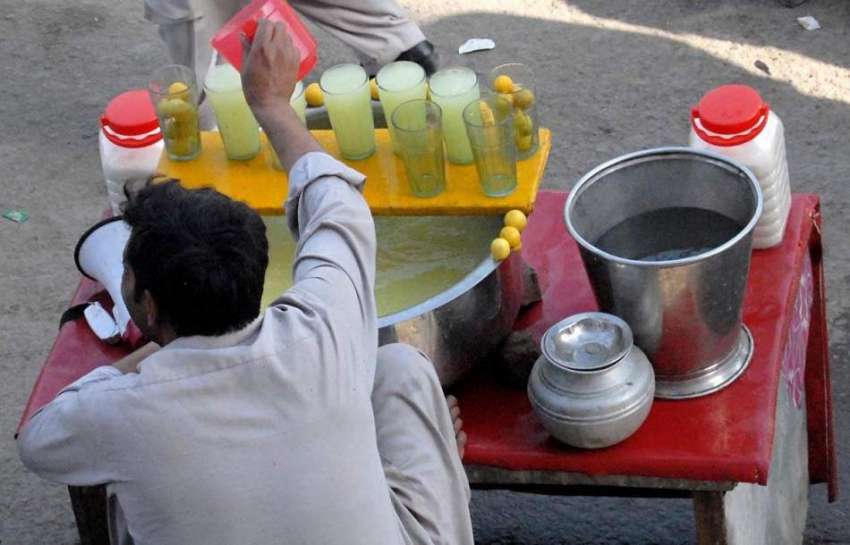 راولپنڈی: بدلتے موسم میں ایک محنت کش مشروب لگائے خریداروں ..
