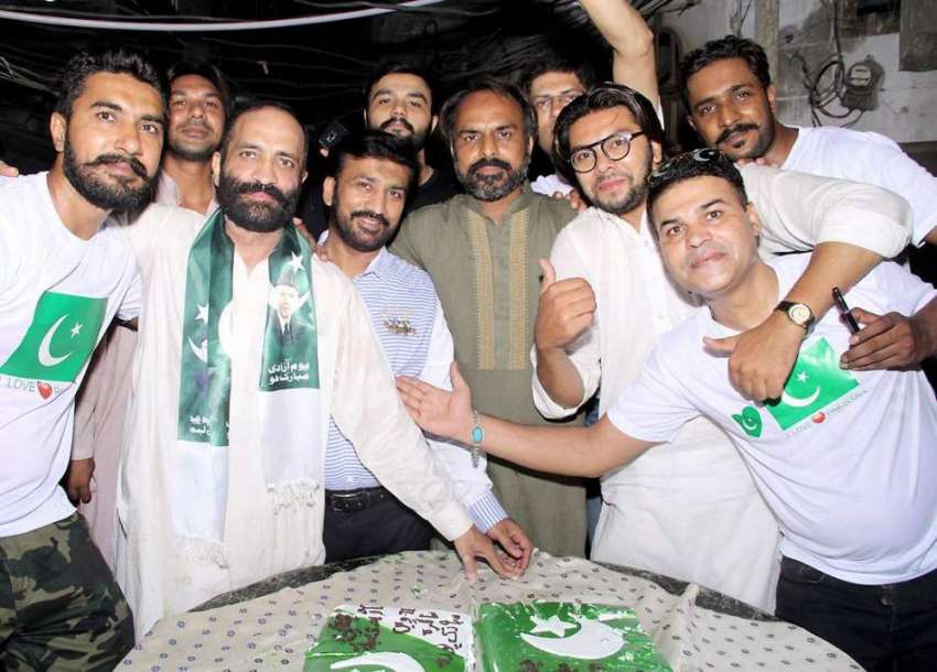 لاہور: محلہ مبارک پورہ میں شہری جشن آزادی کی مناسبت سے کیک ..