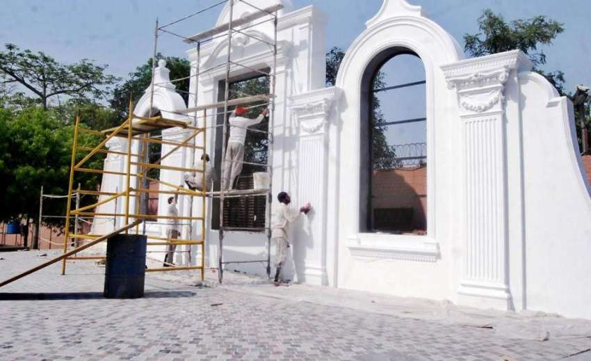 لاہور: مال روڈ پر پولیس کے شہداء کی یاد گار تعمیر کی جارہی ..