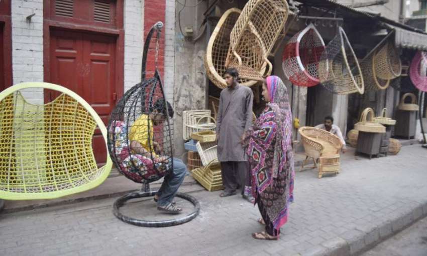 لاہور: ایک فیملی جھولا خریدنے کے لیے پسند کر رہی ہے۔