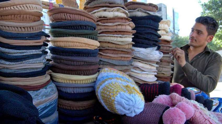 اسلام آباد: ریڑھی بان گاہکوں کو متوجہ کرنے کے لیے ٹوپیاں ..