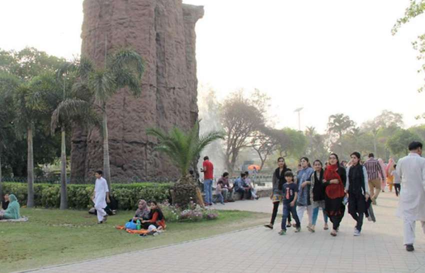 لاہور: شہری شام کے وقت جیلانی پارک میں سیرو تفریح سے لطف ..