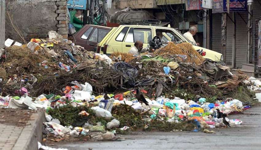 راولپنڈی: سر سید چوک میں جمع کچرے کی وجہ سے وبائی بیماریوں ..