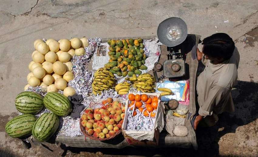 راولپنڈی: ریڑھی بان پھیری لگا کر تازہ فروٹ فروخت کر رہا ہے۔