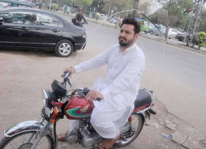 لاہور: موٹر سائیکل سوار شہری نے پتنگ بازی کے دوران ڈور سے ..