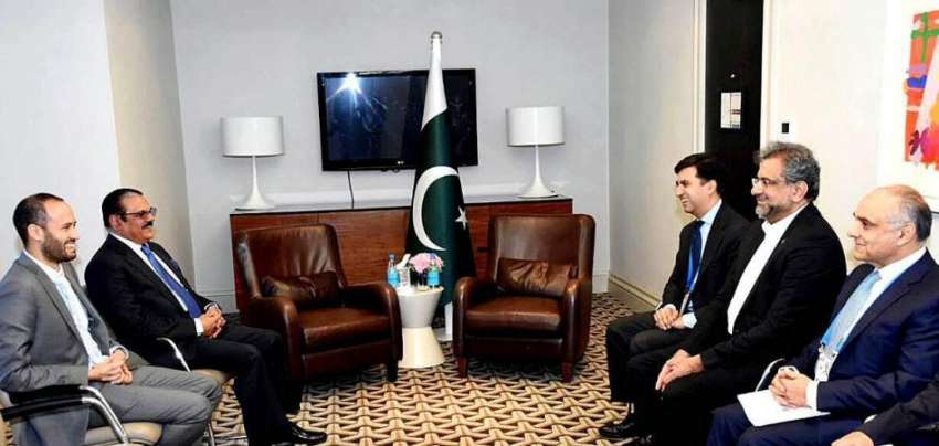 لندن: وزیراعظم شاہد خاقان عباسی ایک اجلاس میں شریک ہیں۔