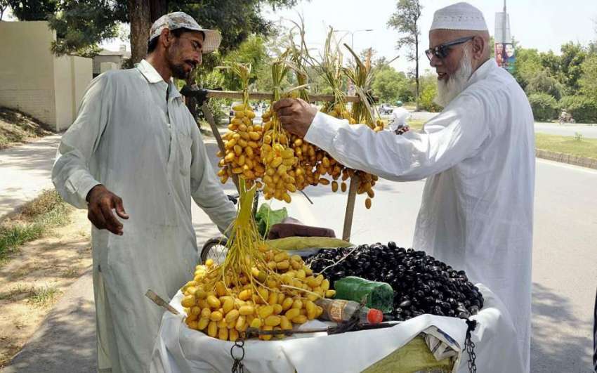 اسلام آباد: ایک بزرگ شہری کھجوریں خرید رہا ہے۔