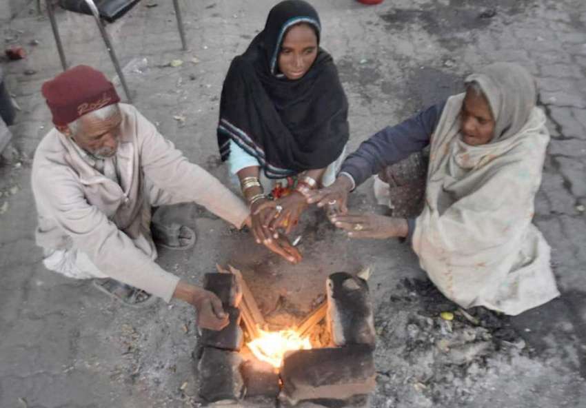 لاہور: بزرگ شہری سردی کی شدت کم کرنے کے لیے لکریاں جلائے ..