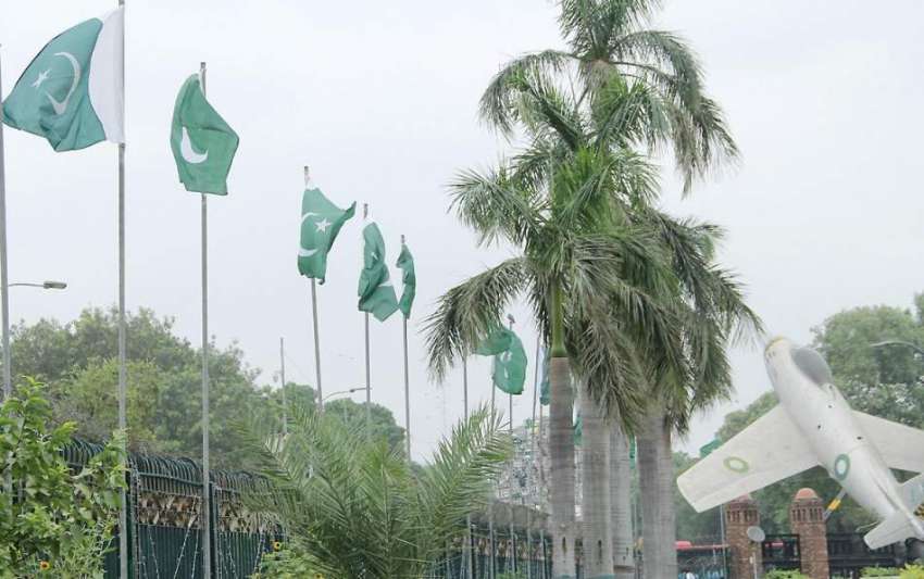 لاہور: یوم آزادی کی مناسبت سے ٹاؤن ہال میں قومی پرچم آویزاں ..
