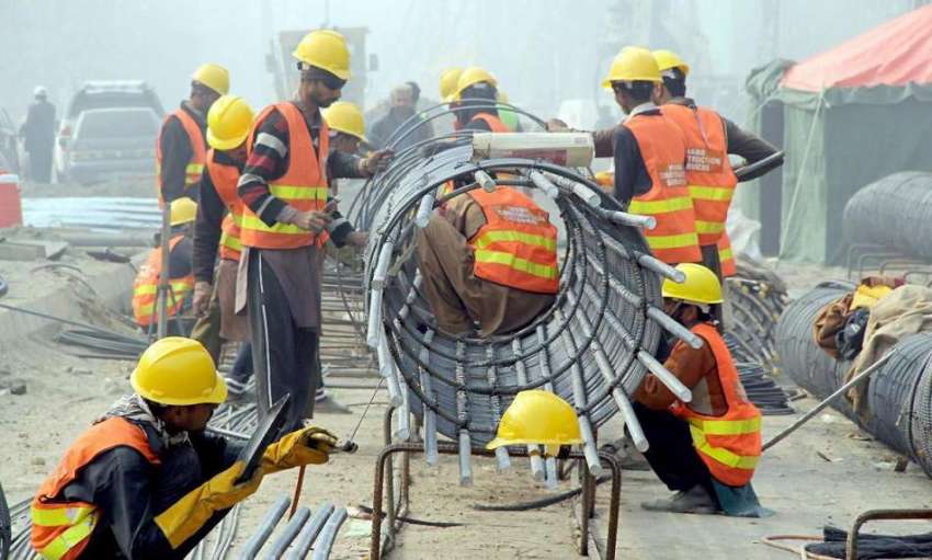 لاہور: مزدور جی پی او چوک میں اورنج ٹرین منصوبہ پر کام کر ..