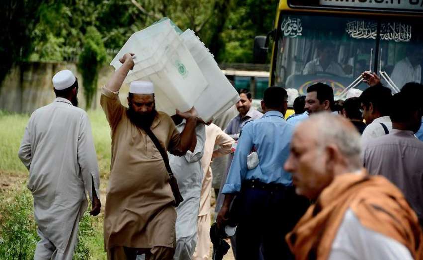 اسلام آباد: عام انتخابت کے لیے پولنگ کا سامان لیجایا جار ..