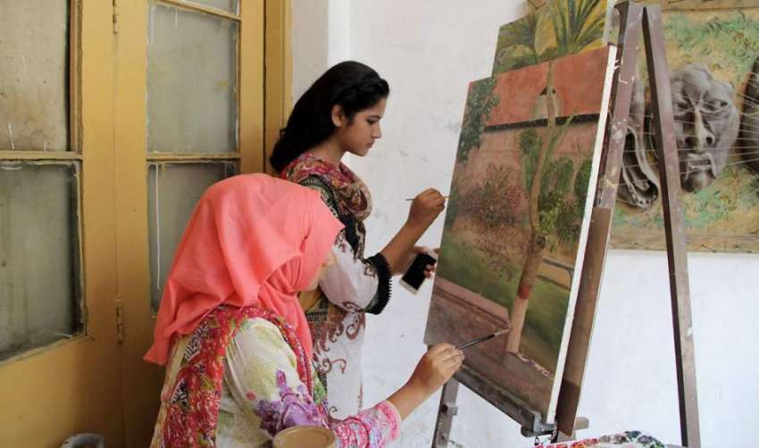 لاہور: پنجاب یونیورسٹی آرٹ اینڈ ڈیزائننگ میں طالبات پینٹنگ ..
