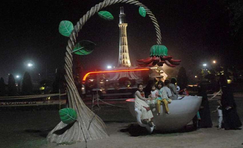 لاہور: شہری رات کے وقت گریٹر اقبال پارک میں سیر و تفریح کر ..