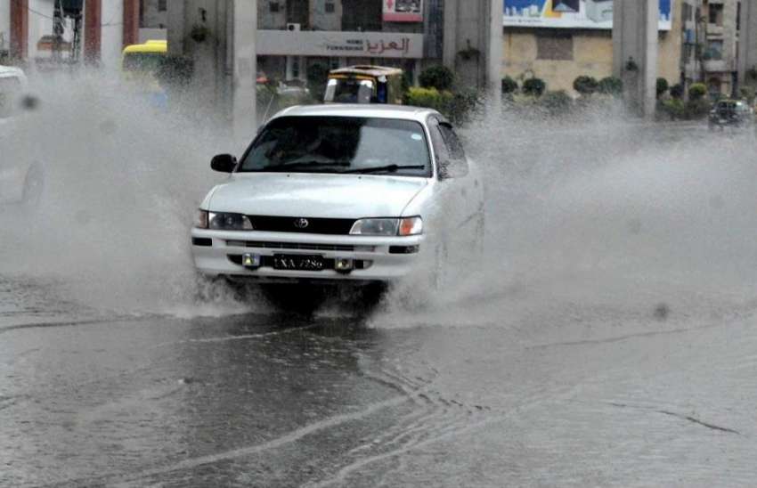 راولپنڈی: مری روڈ پر بارش کے جمع پانی سے گاڑیاں گزر رہی ہیں۔