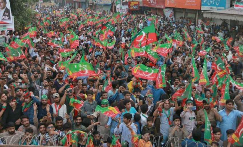 لاہور: تحریک انصاف کے ممبر سازی مہم کلے موقع پر کارکنوں کی ..
