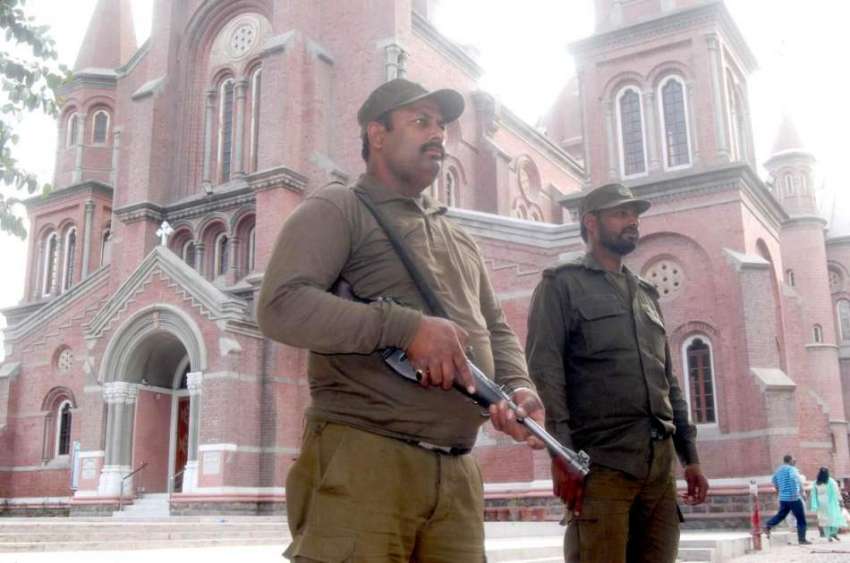 لاہور: سیکرڈ ہارٹ کیتھڈرل چرچ میں پولیس اہلکار حفاظتی ڈیوٹی ..