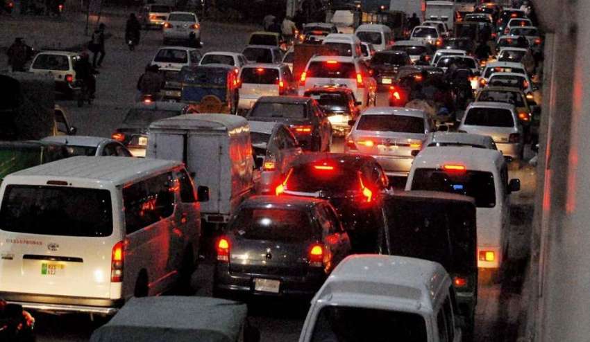 راولپنڈی: مری روڈ پر شدید ٹریفک جام کا منظر۔