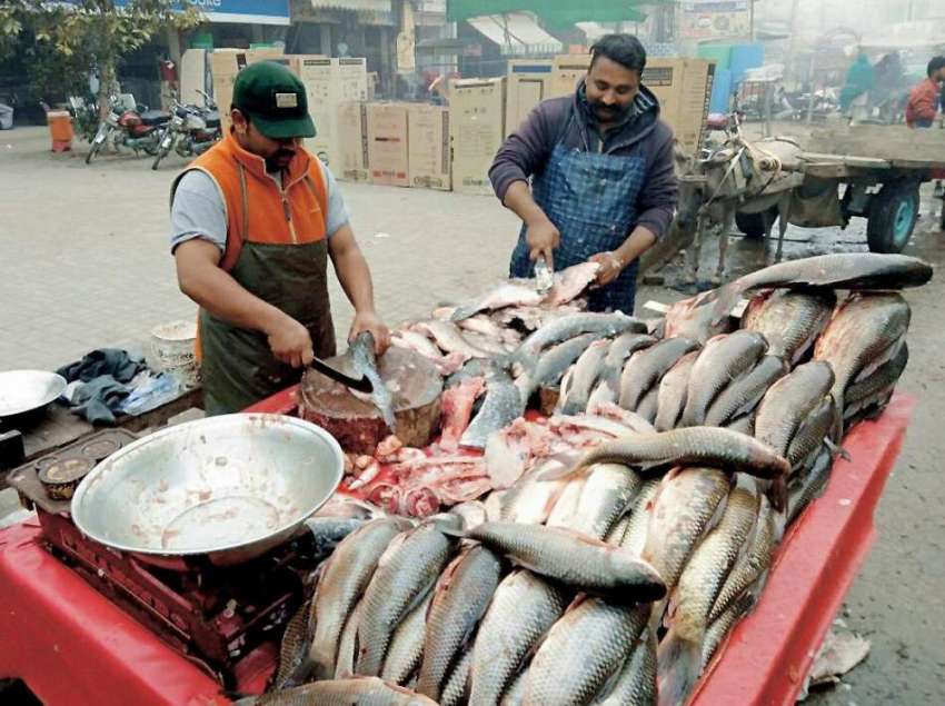 رائیونڈ: مچھلی فروش فروخت کرنے کے لیے مچھلی تیار کرنے میں ..