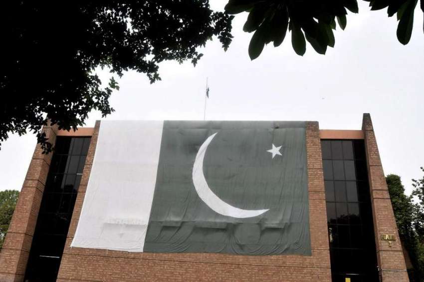 لاہور: یوم آزادی کی مناسبت سے الحمراء کی عمارت پر جہازی سائز ..