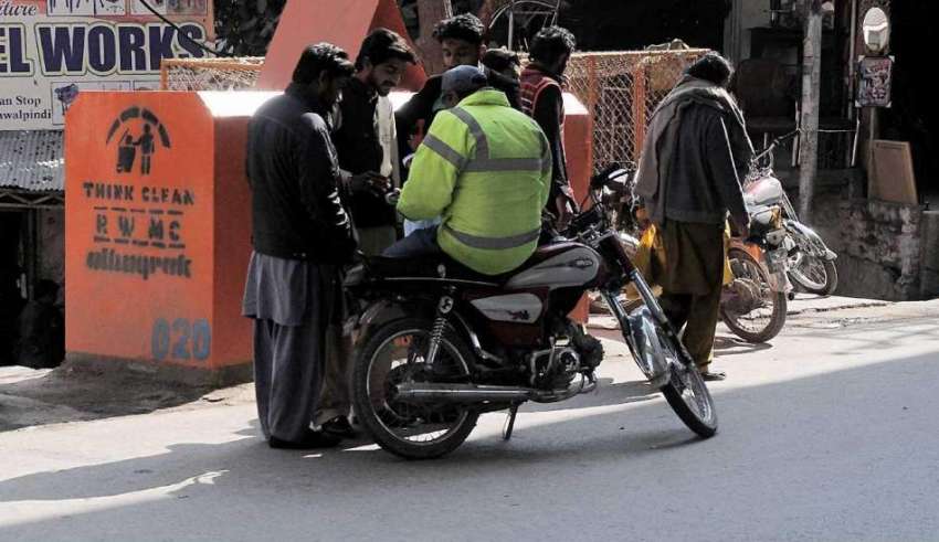 راولپنڈی: مری روڈ کی بے ہنگم ٹریفک کو نظرانداز کئے ٹریفک ..