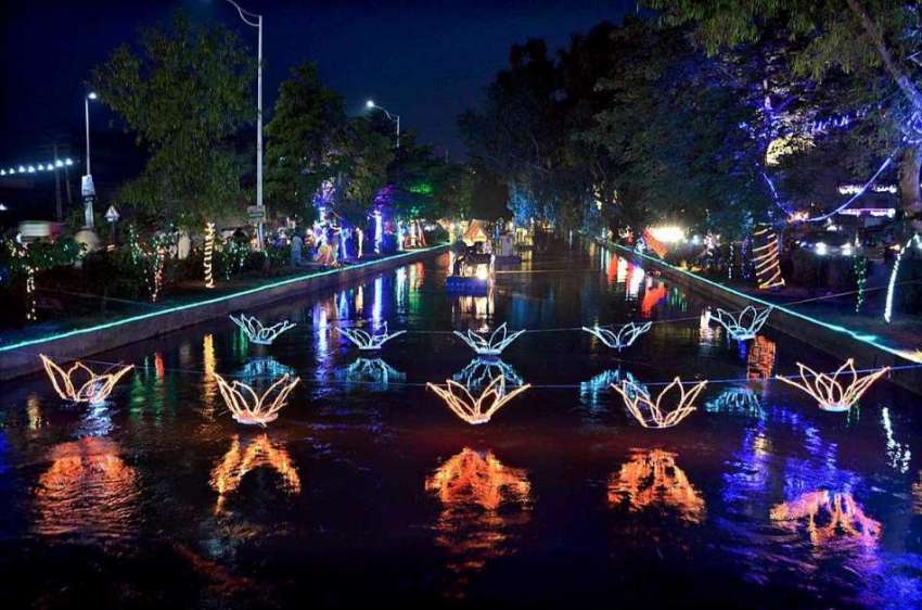 فیصل آباد: جشن بہاراں کے موقع پر نہر کو خوبصورت لائٹوں سے ..