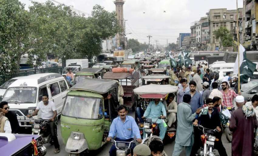 لاہور: اردو بازار میں بد ترین ٹریفک جام کا منظر۔