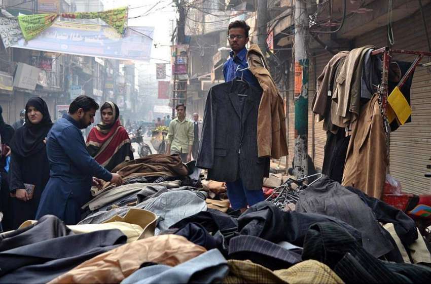 لاہور: شہری سڑک کنارے لگے سٹال سے گرم کپڑ ے خرید رہے ہیں۔