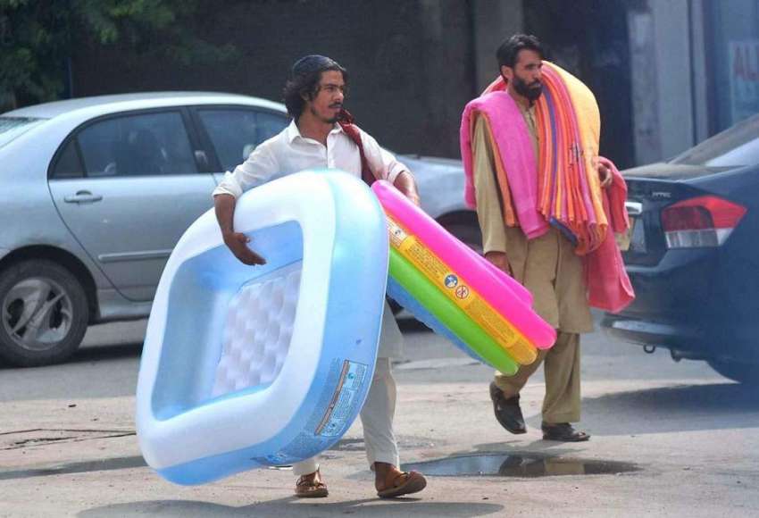 راولپنڈی: محنت کش پھیری لگا کر پلاسٹک کے سوئمنگ پول فروخت ..