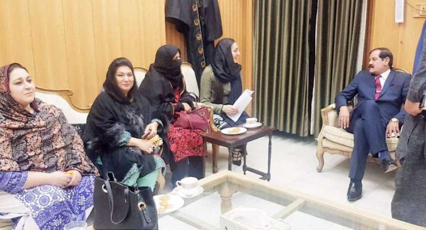 پشاور: خیبر پختونخوا اسمبلی کی اسپیکر مشتاق غنی سے خواتین ..
