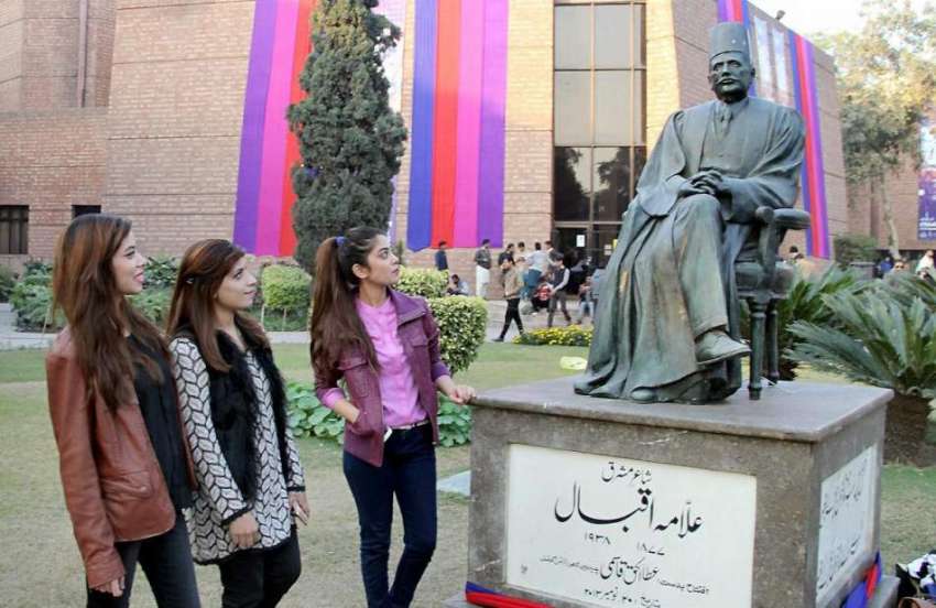 لاہور: لڑکیاں الحمراء کے حاطے میں نصب شاعر مشرق علامہ اقبال ..