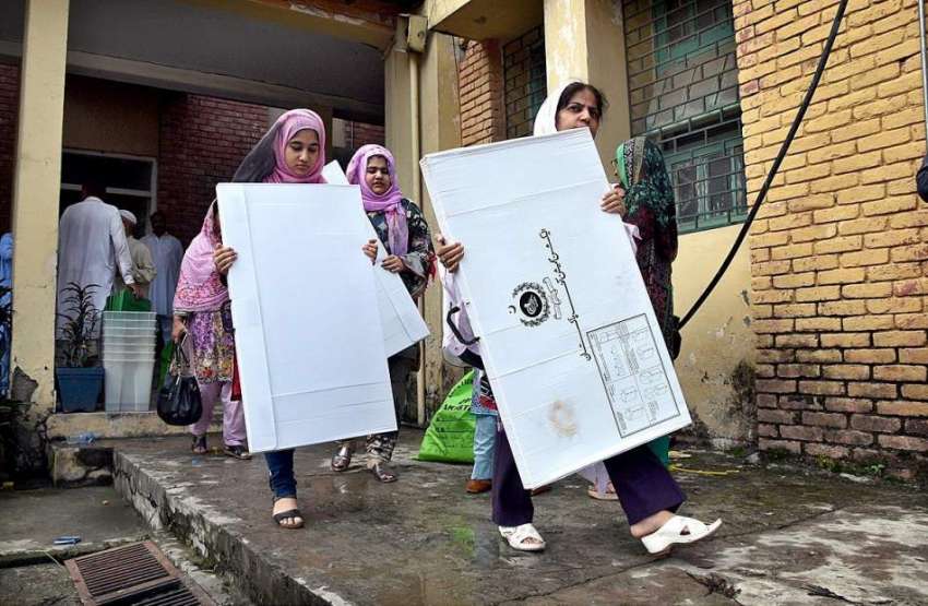 اسلام آباد: عام انتخابات کے سلسلہ میں پولینگ کا سامان لیجایا ..