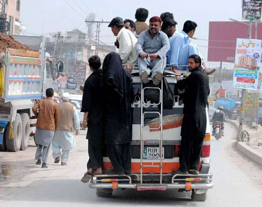 راولپنڈی: کھنہ روڈ پبلک ٹرانسپورٹ پر شہری خطرناک انداز سے ..