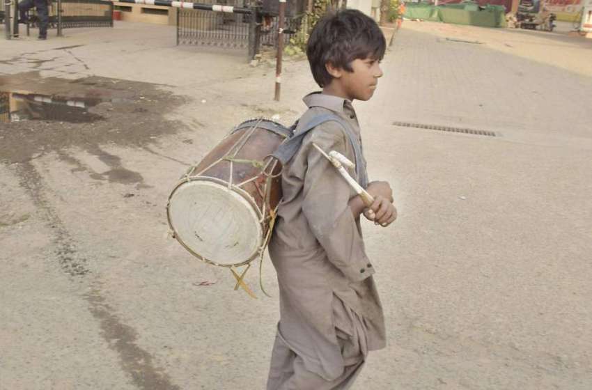 لاہور: ایک نو عمر ڈھولچی روز گار کی تلاش میں جار ہا ہے۔