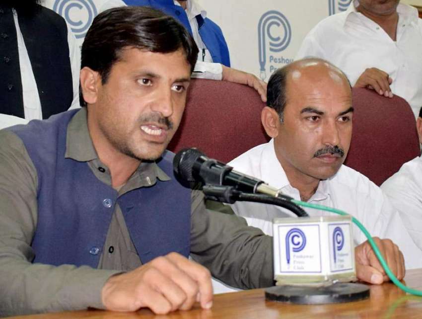 پشاور: جنوبی اضلع کے ناظم شاہ خالد دیگر ناظمین کے ہمراہ پریس ..