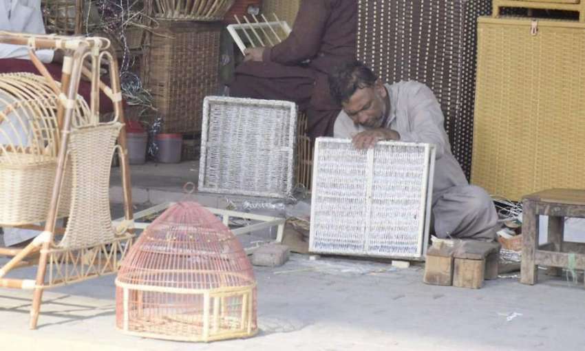 لاہور: ایک کاریگر لکڑی کی ٹوکری تیار کر رہا ہے۔