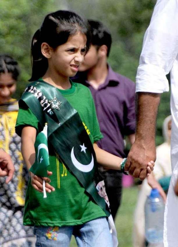 اسلام آباد: ایک بچی نے جشن یوم آزادی کی آمد کے موقع پر قومی ..