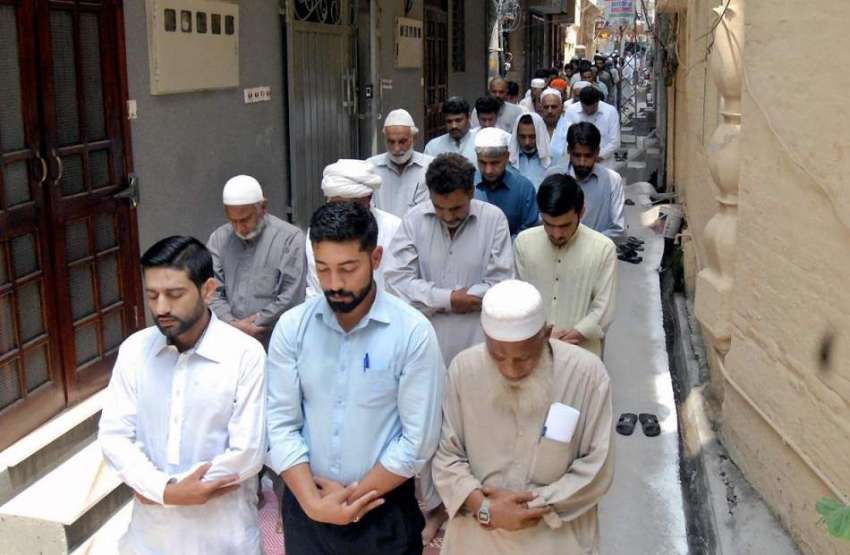 راولپنڈی: کالج روڈ مسجد میں گنجائش نہ ہونے کے سبب شہری گلی ..