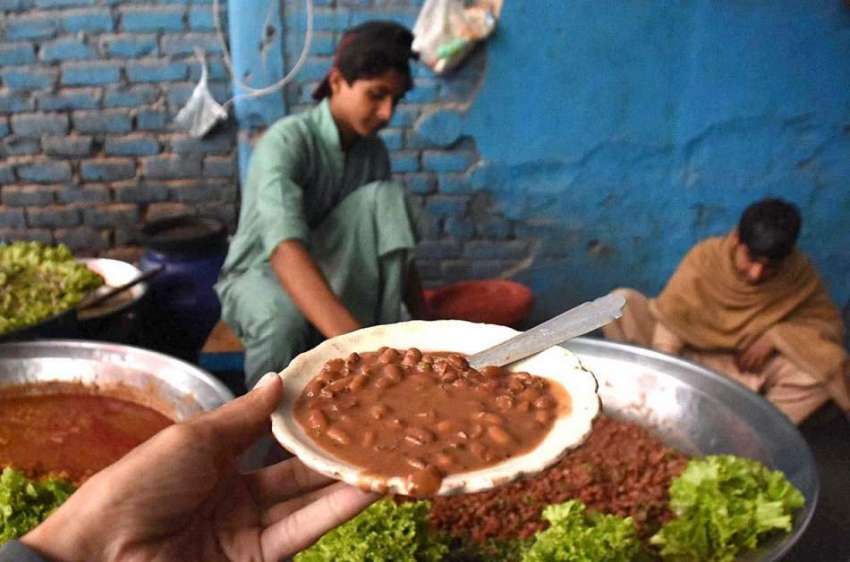 پشاور: دکاندرا گاہکوں کو متوجہ کرنے کے لیے کھانے پینے کی ..