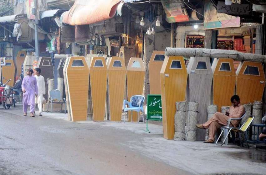 پشاور: یکہ توت کے علاقہ میں دکانداروں نے تابوت فروخت کے لیے ..