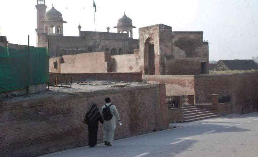 لاہور: تاریخی شاہی قلعہ کی خستہ حالی کا منظر۔