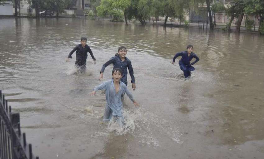 لاہور: نصیر آباد کے علاقہ میں بارش کے بعد پارک میں جمع ہونیوالے ..