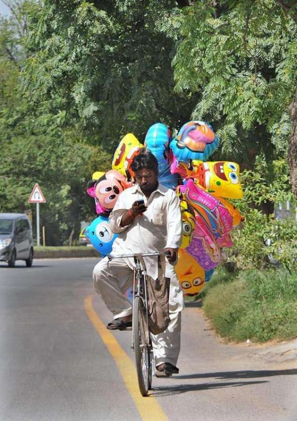 اسلام آباد: سائیکل سوار محنت کش پھیری لگا کر بچوں کے کھلونے ..