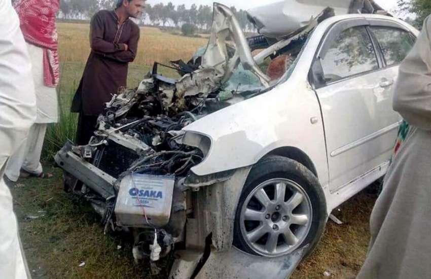 اٹک: جھلا خان چوک کے قریب ڈمپر کی ٹکر سے تباہ ہونے والی کار ..