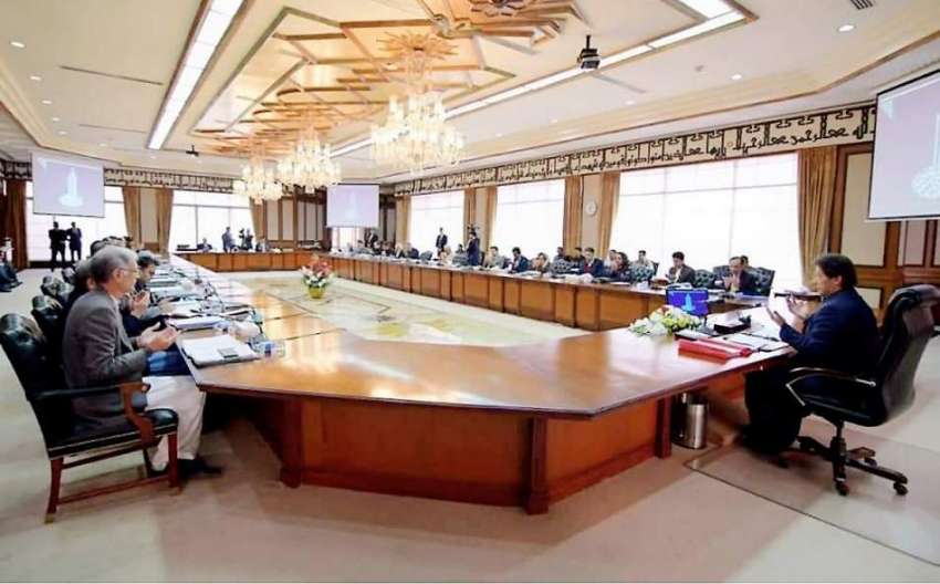 اسلام آباد: وزیراعظم عمران خان وفاقی کابینہ کے اجلاس میں ..