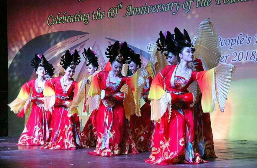 اسلام آباد: چین کے69ویں سالگرہ کے موقع پر چینی فنکار روایتی ..