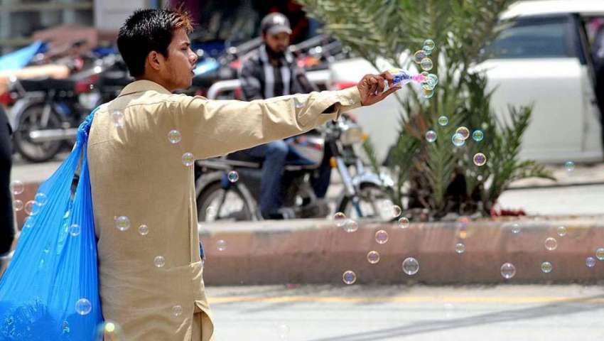 راولپنڈی: نوجوان گھر کی کفالت کے لیے پھری لگا کر بلبلے فروخت ..