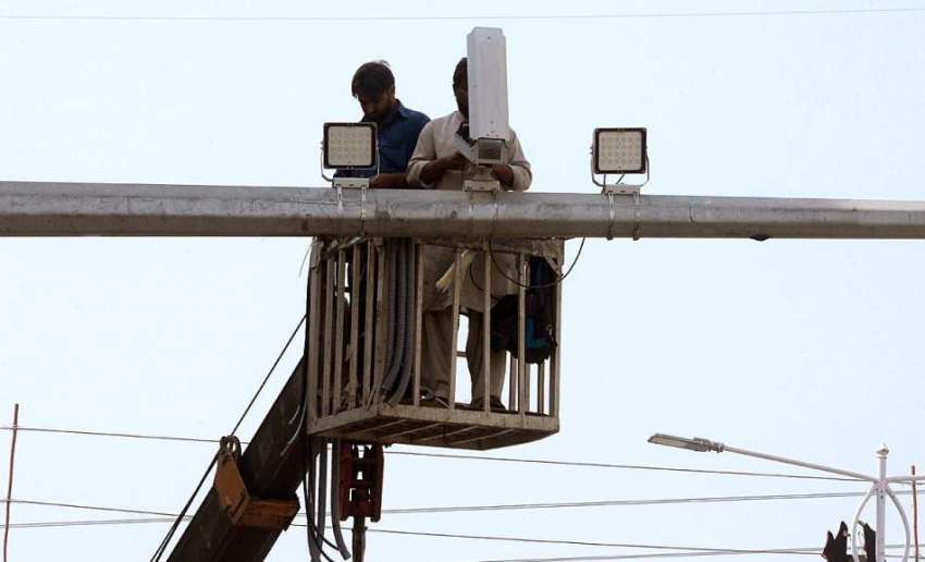 راولپنڈی: فیض آباد انٹر چینج پر سکیورٹی کیمرے نصب کیے جا ..