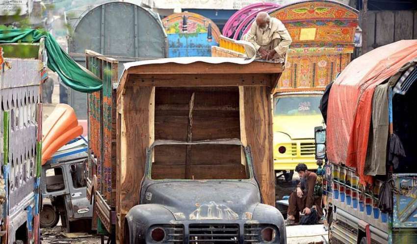 راولپنڈی: ایک معمر محنت کش ٹرک کی باڈی تیار کررہا ہے۔